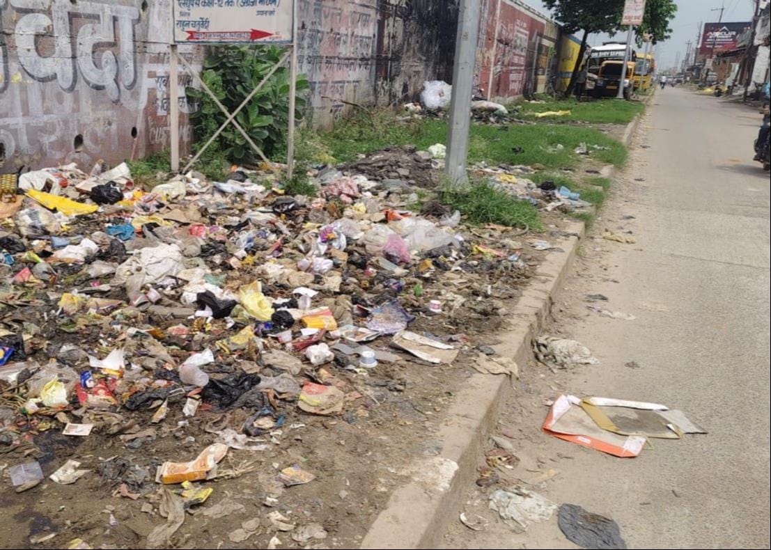 कटरा सर्विस लेन के किनारे पड़ा कूड़ा  संवाद