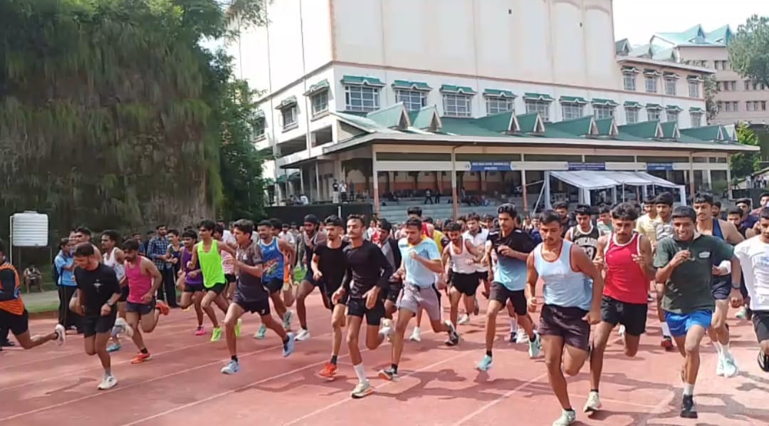 खेल मैदान अणु में आयोजित तीन किलोमीटर दौड़ में भागते धावक। स्रोत संस्थान