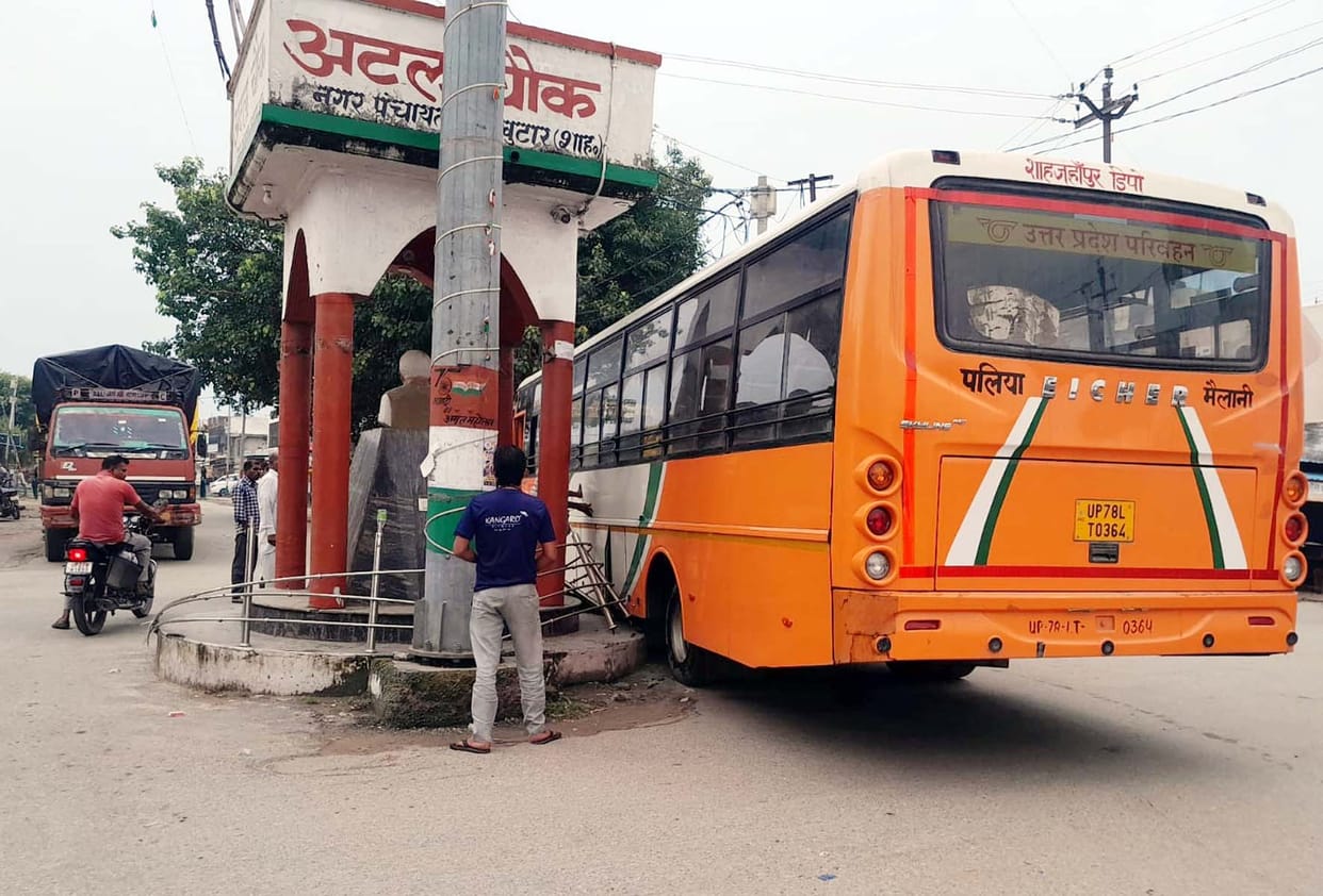 People had a narrow escape as a roadways bus sped along the wrong side of the road.