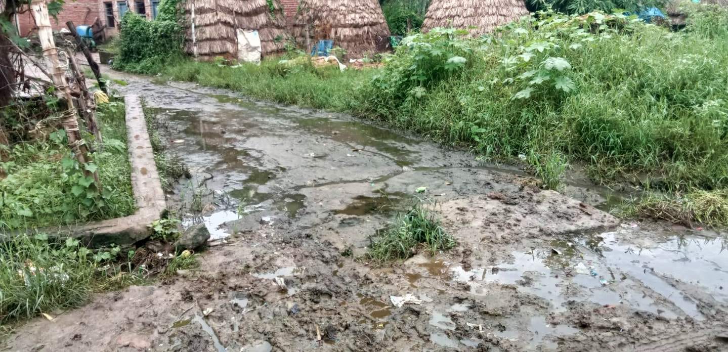 खुदागंज के खिरिया गांव में बारिश की वजह से बदहाल हुई गली। संवाद