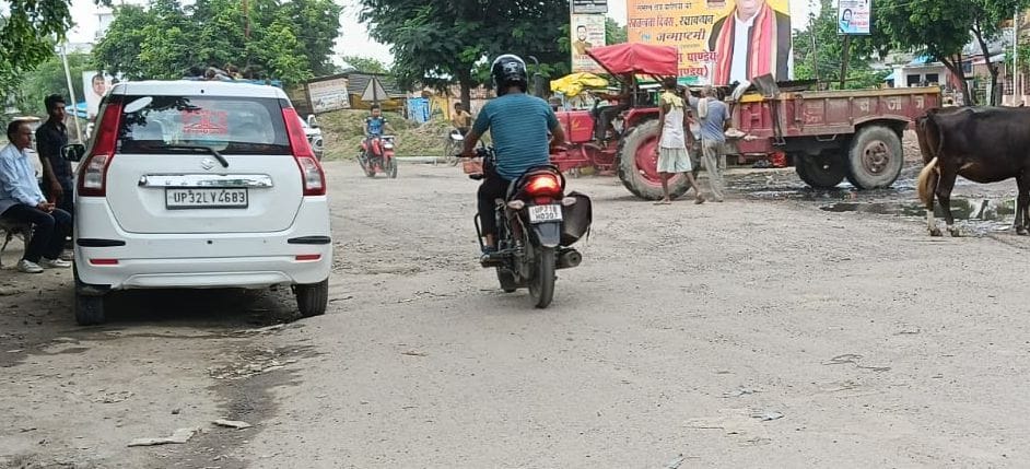 लालगंज कस्बे में बदहाल सड़क। 