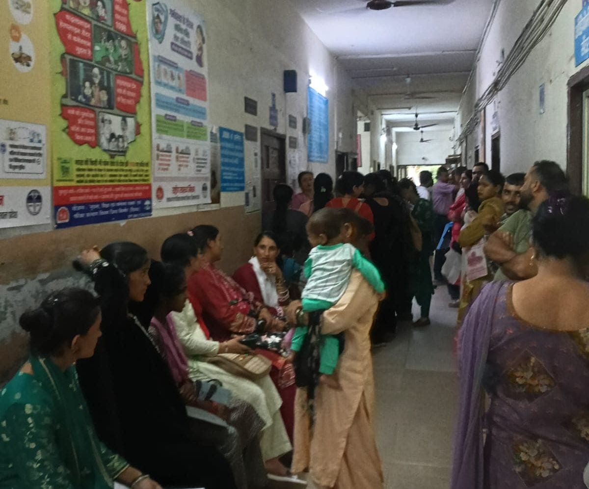 मेडिकल कॉलेज की गायनी ओपीडी में उपचार के इंतजार में मरीज। संवाद
