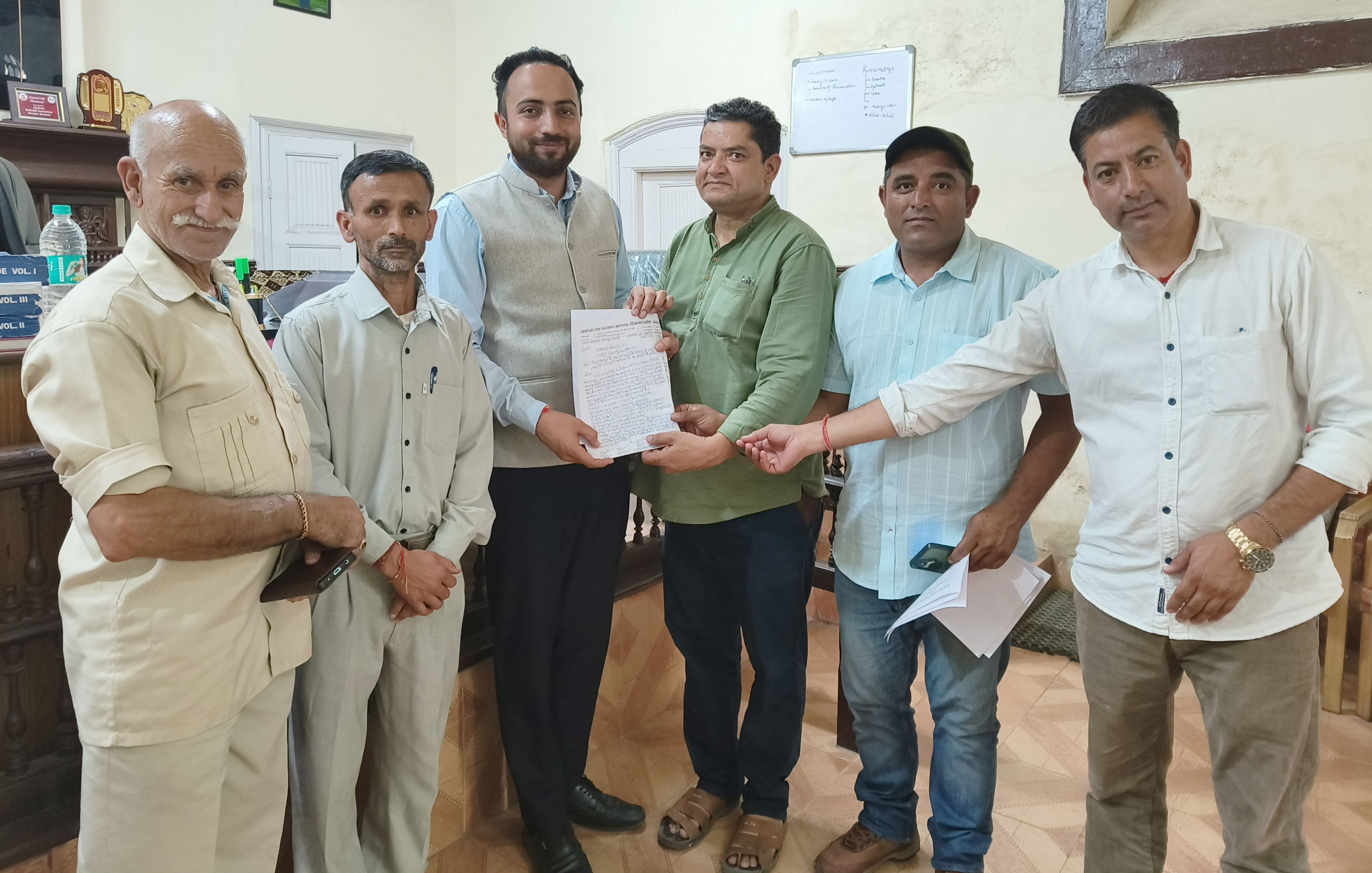 मांगों को लेकर तहसीलदार रामपुर योगेश को ज्ञापन सौंपते नंबरदार जन कल्याण महासंघ के पदाधिकारी। सं