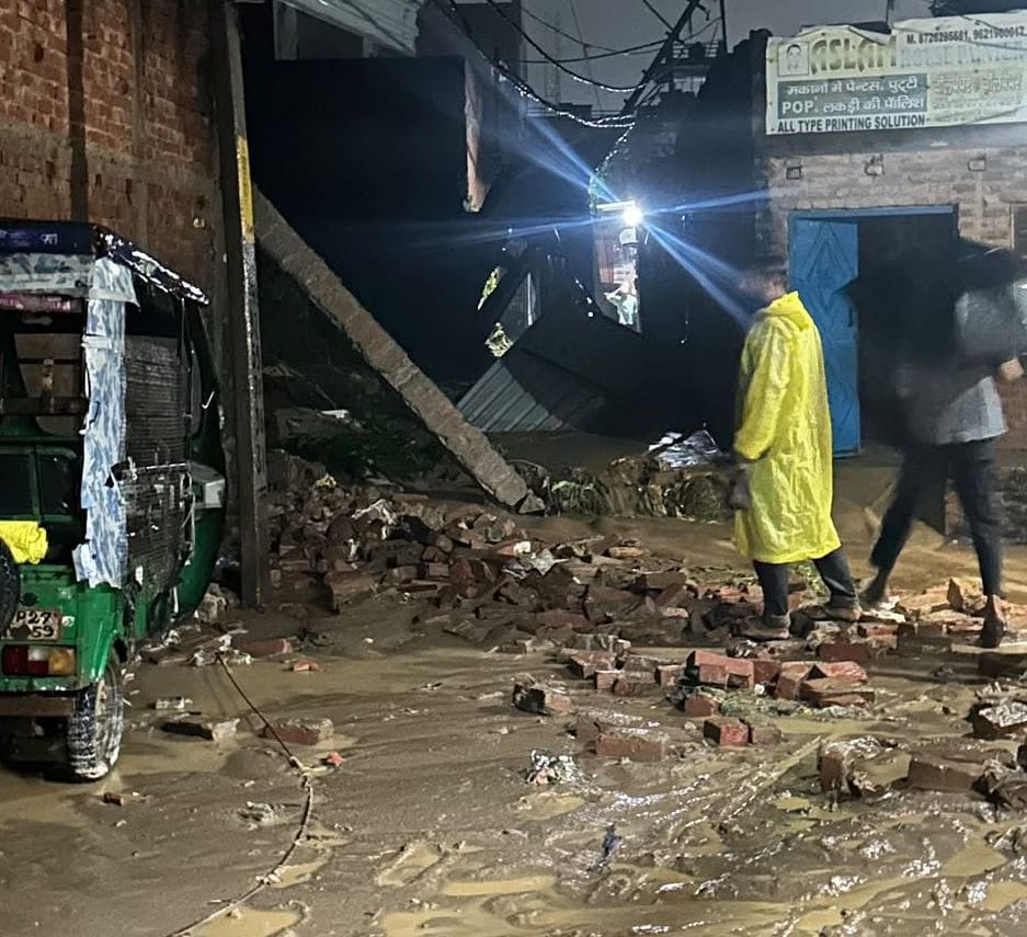 मोहल्ला लोधीपुर में श्याम वाटिका कॉलोनी की गिरी दीवार। स्रोत: जागरूक पाठक