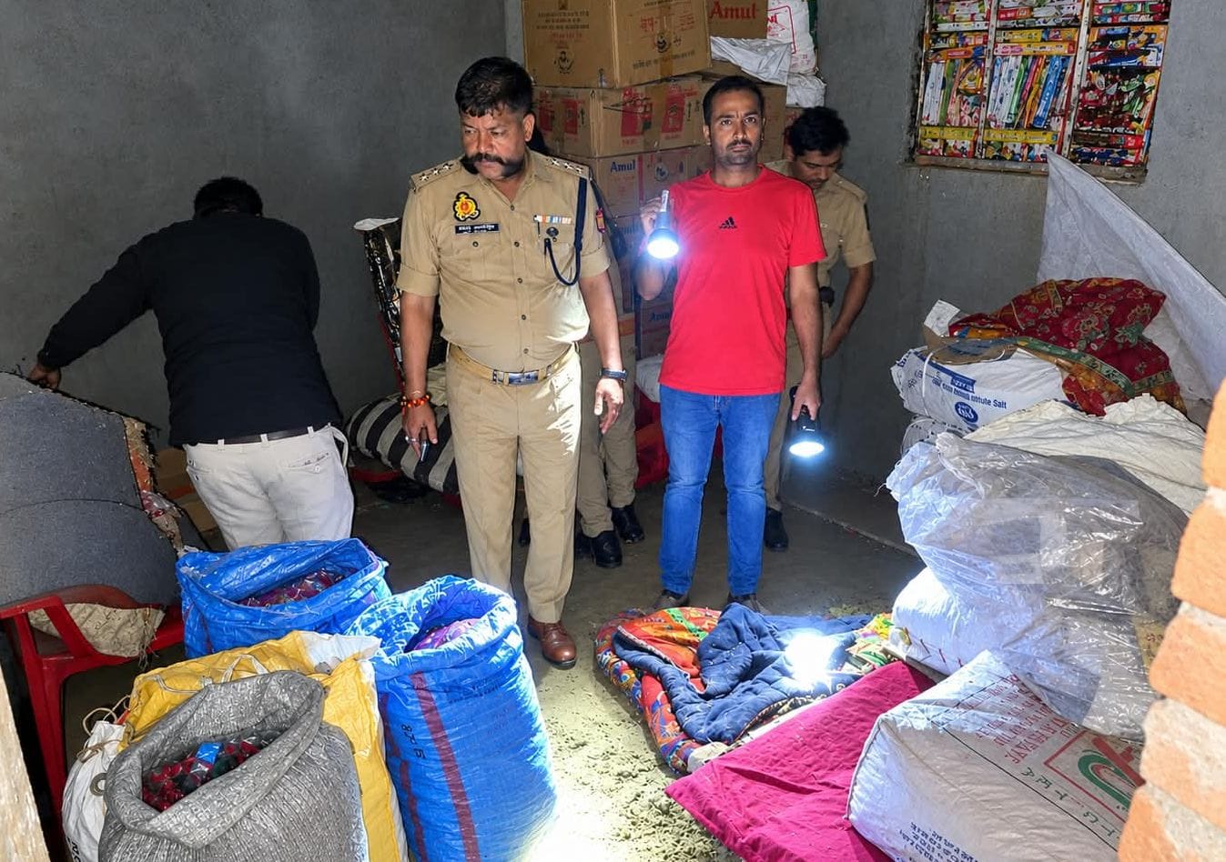 मोहम्मदपुर खाला में मकान के अंदर पटाखे का जखीरा देखते सीओ। संवाद