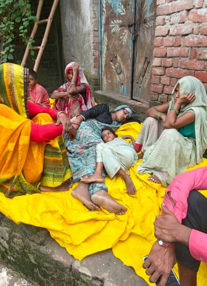 मोहनगंज के पूरे राजा मजरे बारकोट गांव में गमगीन परिजन। स्रोत : स्थानीय  