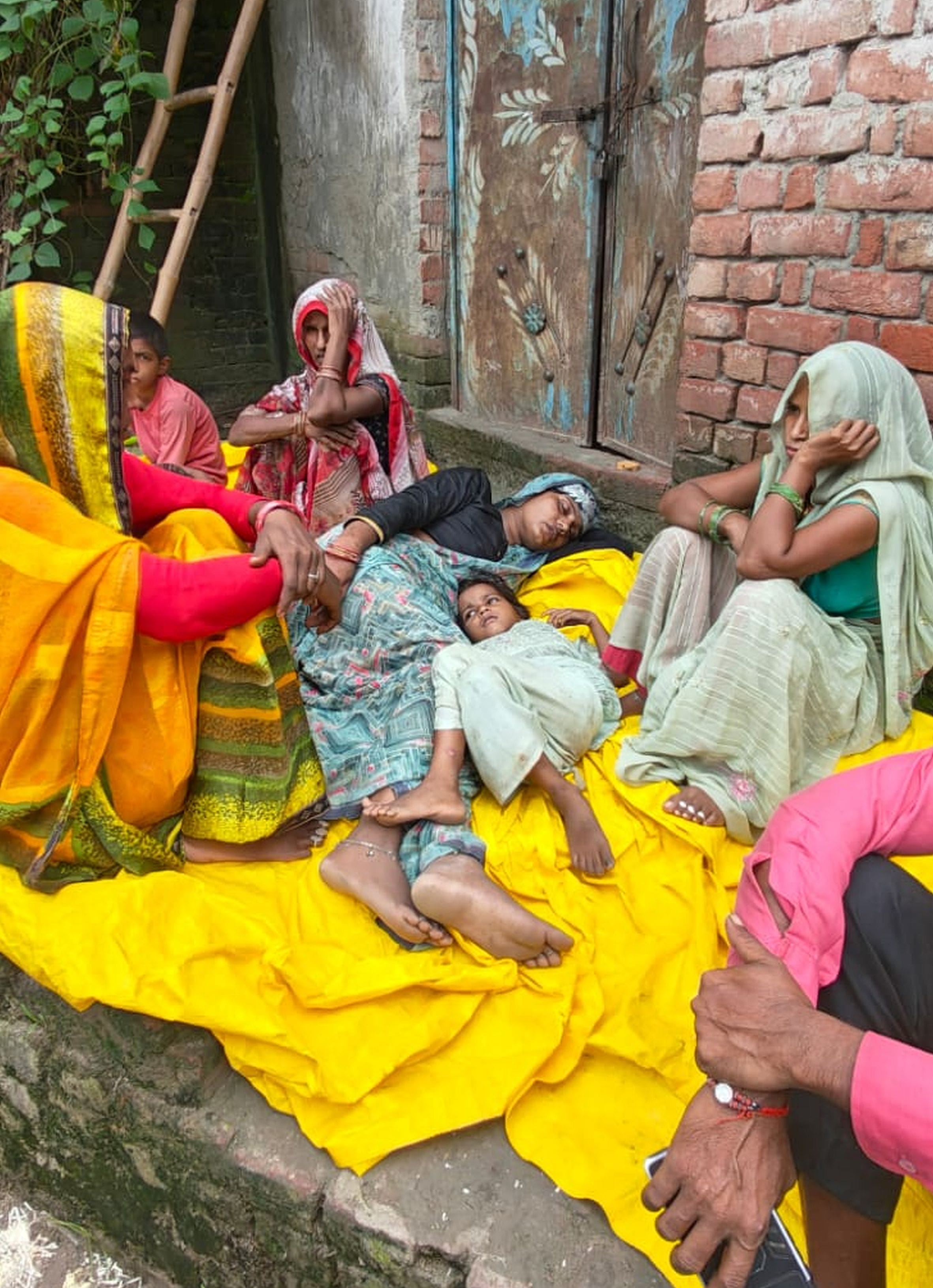 मोहनगंज के पूरे राजा मजरे बारकोट गांव में गमगीन परिजन। स्रोत : स्थानीय  
