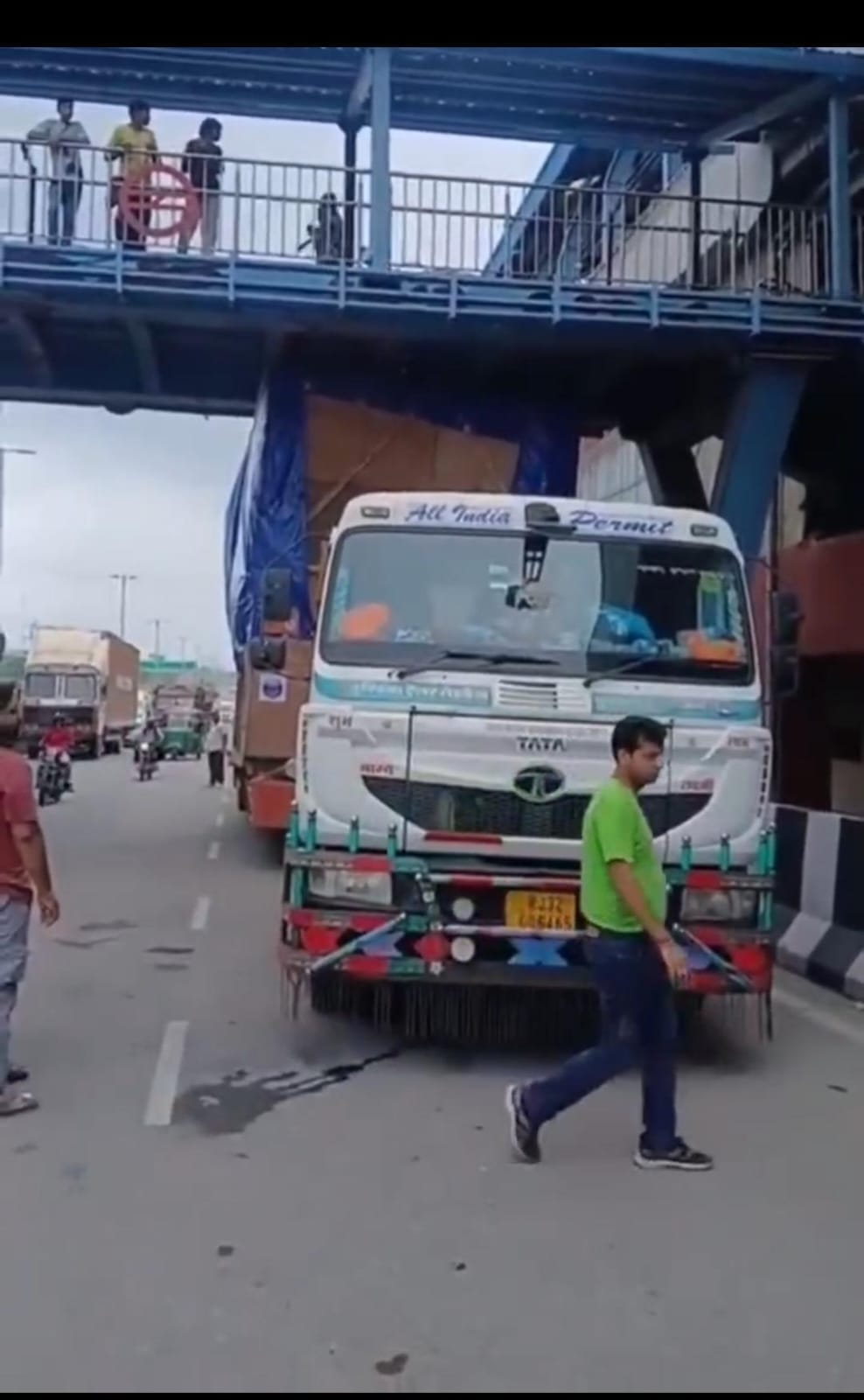 A truck loaded with goods got stuck under the foot-over-bridge at Mujesar Metro Station.