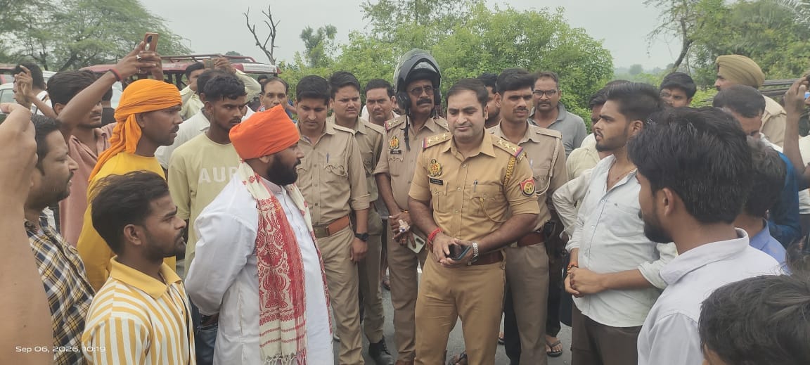 मौके पर मौजूद पुलिस। स्रोत : सोशल मीडिया
