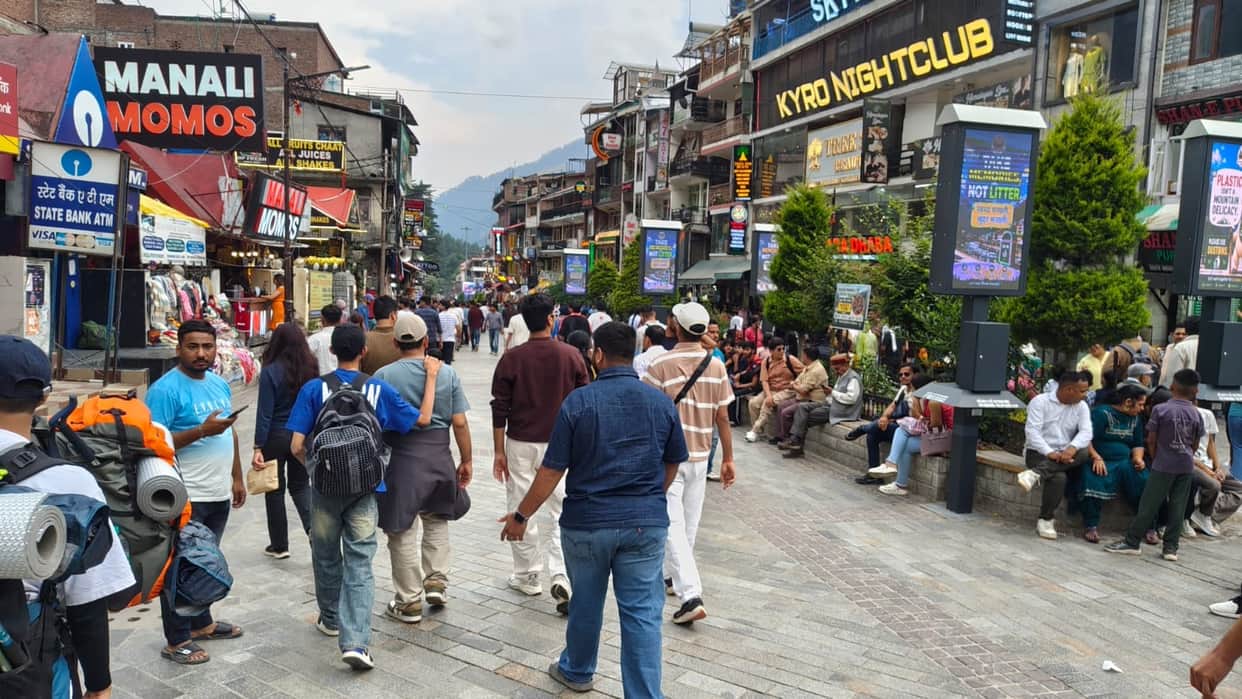 Manali's Mall Road abuzz with tourists.