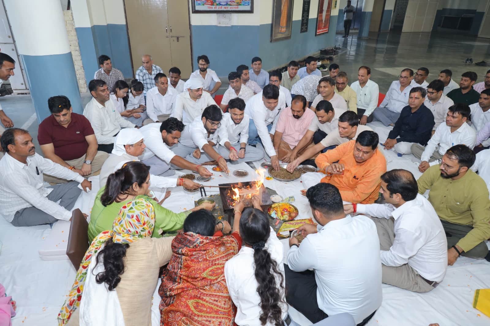 मीरपुर स्थित इंदिरा गांधी विश्वविद्यालय में हवन कर कार्यक्रम की शुरूआत करते। स्रोत : विवि