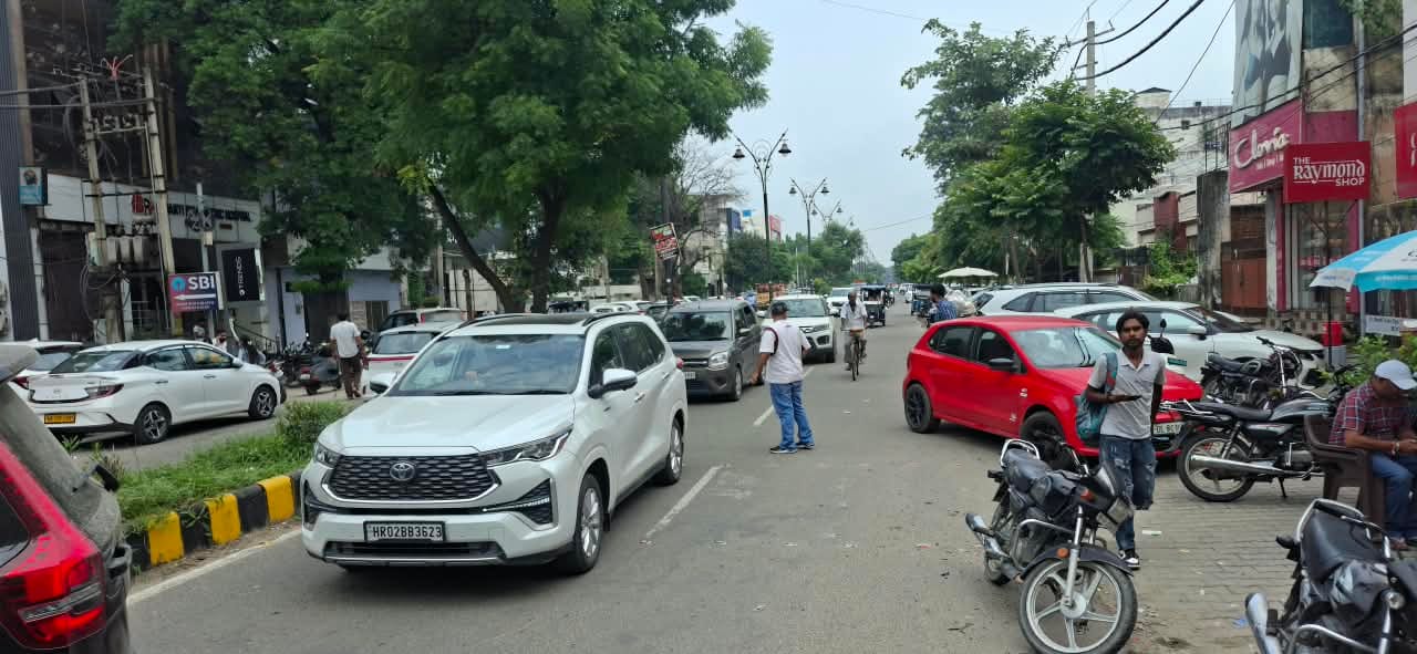 मौसम सुहावना होने पर मॉडल टाउन की सड़क से गुजरते लोग। संवाद