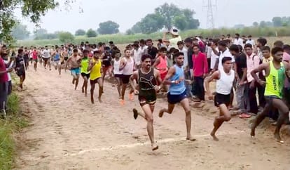 नगला दुर्जी में आयोजित दौड़ प्रतियोगिता में भाग लेते युवा। संवाद
