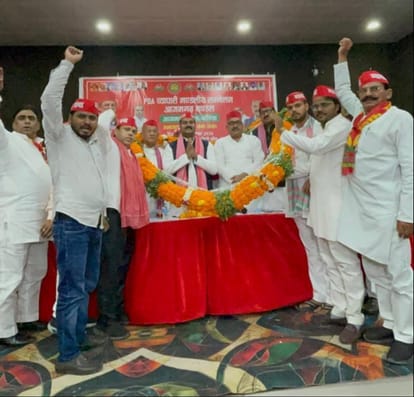 नगर के कम्युनिटी हाल में आयोजित समाजवादी व्यापार सभा का पीडीए व्यापारी सम्मेलन में शामिल पदाधिक