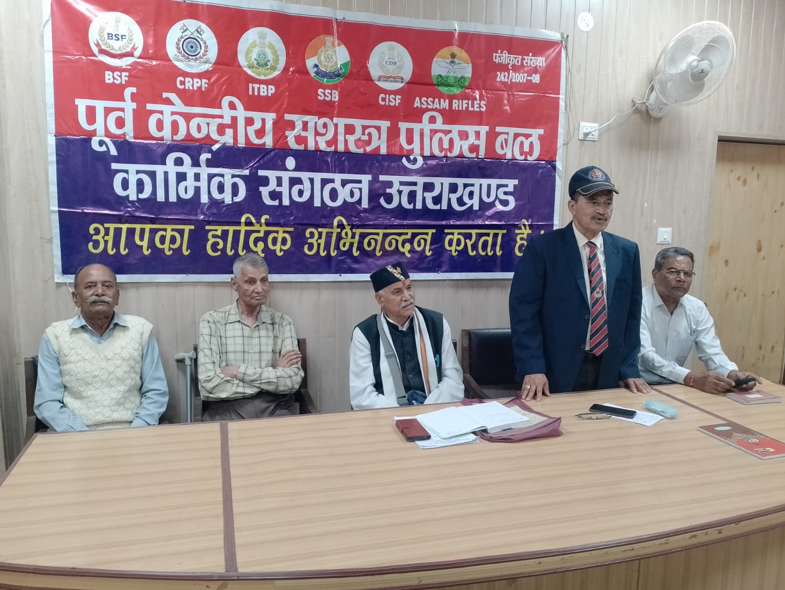 नगर निगम अल्मोड़ा में हुई बैठक में मंचासीन पूर्व पैरामिलिट्री कल्याण समिति के पदाधिकारी।