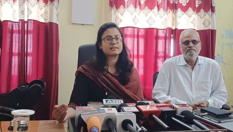 नाहन में पत्रकावर्ता को सम्बोधित करती मेरा युवा भारत की जिला युवा अधिकारी अमृषा शर्मा। संवाद