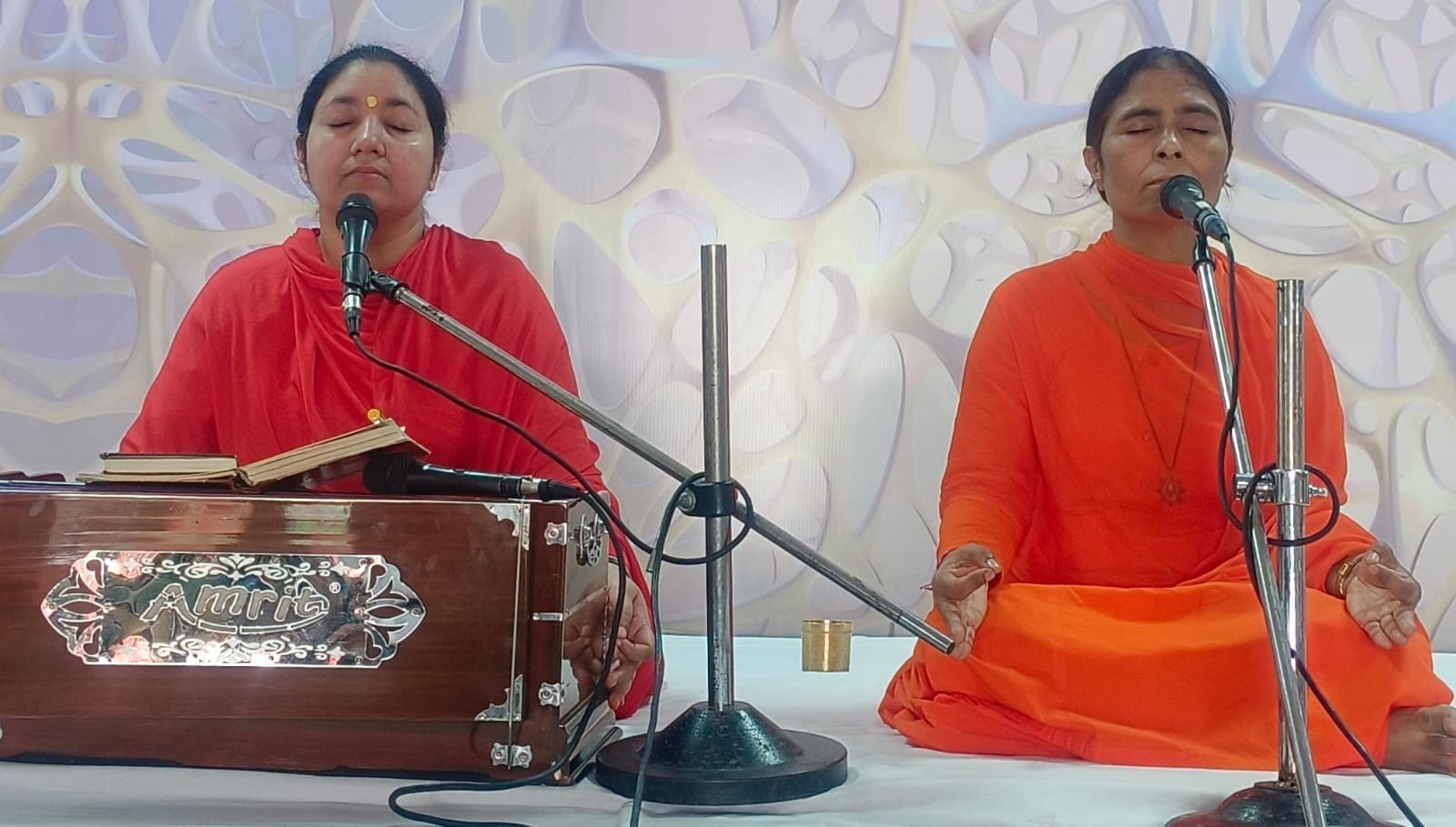नारायणगढ़ के दिव्य ज्योति जाग्रति संस्थान आश्रम में प्रवचन करतीं साध्वी बहनें। प्रवक्ता