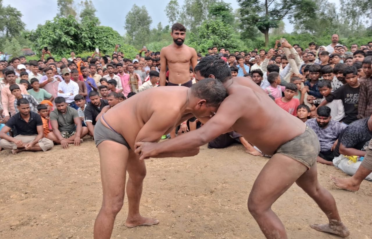 पंडरी में आयोजित अखाड़े में दांव-पेच के साथ दमखम दिखाते पहलवान।स्रोत आयोजक