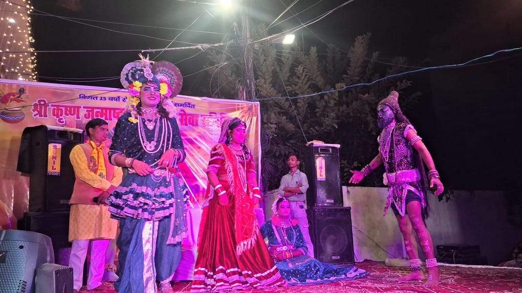 Devotees danced to devotional songs all night long, tableaux captivated the hearts.