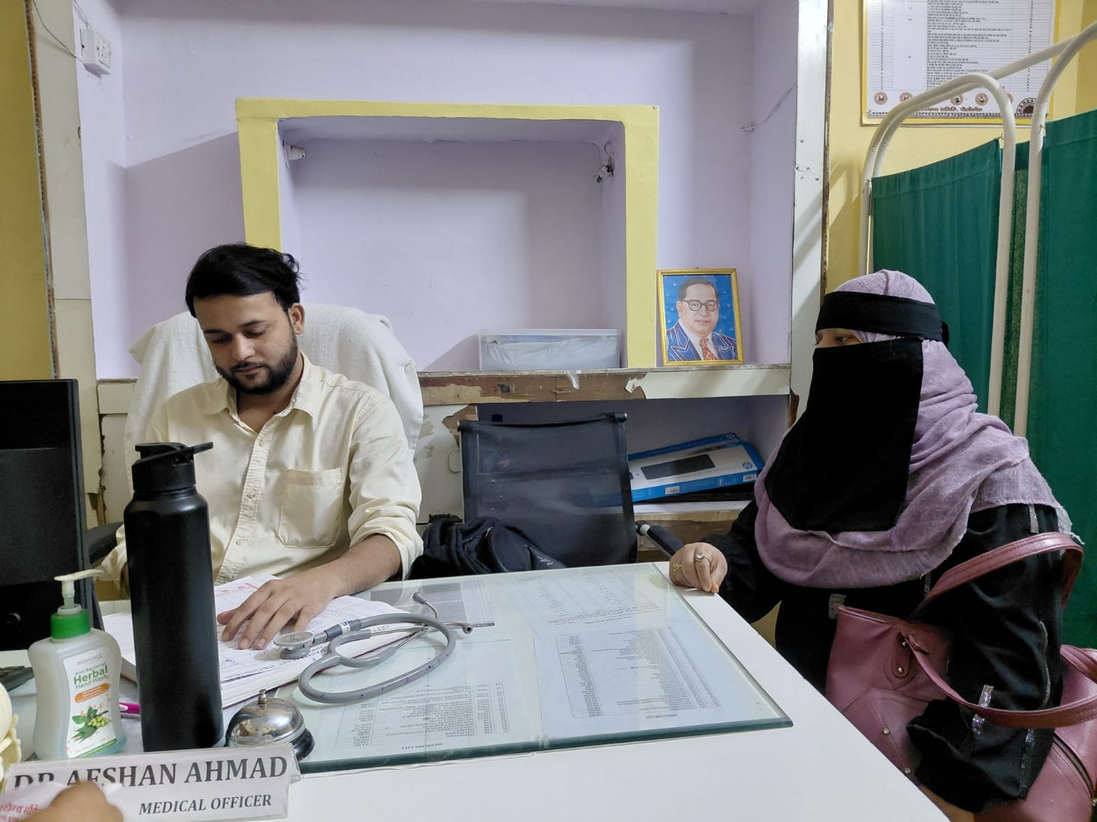 पीएचसी जोशीटोला में महिला मरीज को परामर्श देते चिकित्सक। संवाद