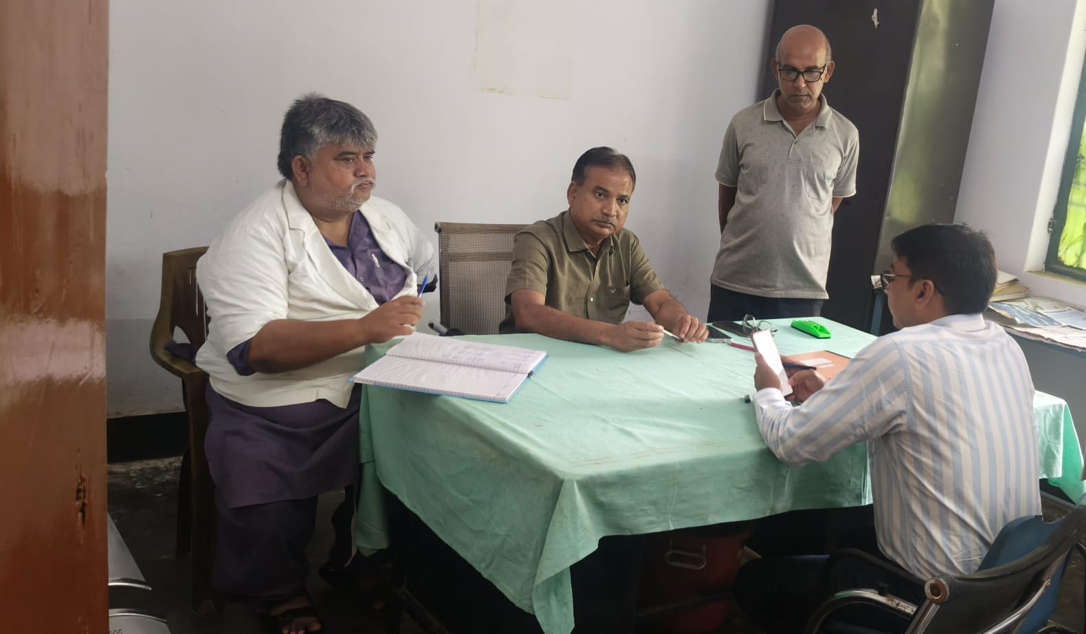 पीएचसी में मरीजों का इलाज करते चिकित्सक।