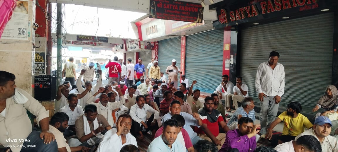 पालिका बाजार कार्यालय में धरने पर बैठे सफाईकर्मी। संवाद