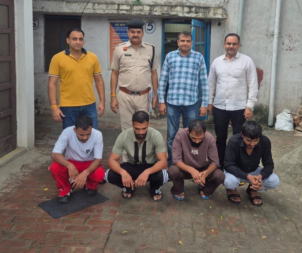 पुलिस की गिरफ्त में पार्षद के घर पर हमला करने के आरोपी। पुलिस