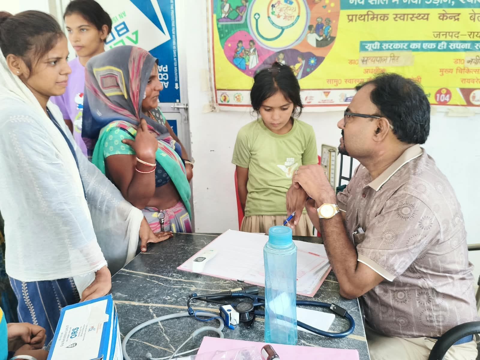 परशदेपुर में मुख्यमंत्री आरोग्य मेले में लोगों का स्वास्थ्य परीक्षण करते चिकित्सक। 