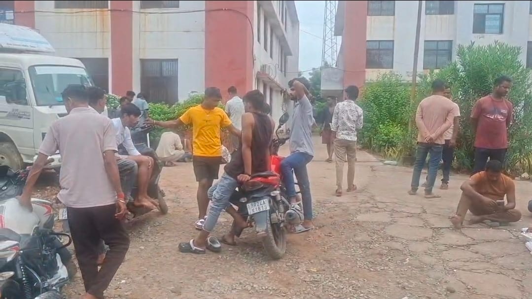 पोस्टमार्टम हाउस और घटनास्थल पर जुटी भीड़