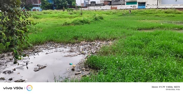 पटवारी नगला कब्रिस्तान में घुसा गंदा पानी। 