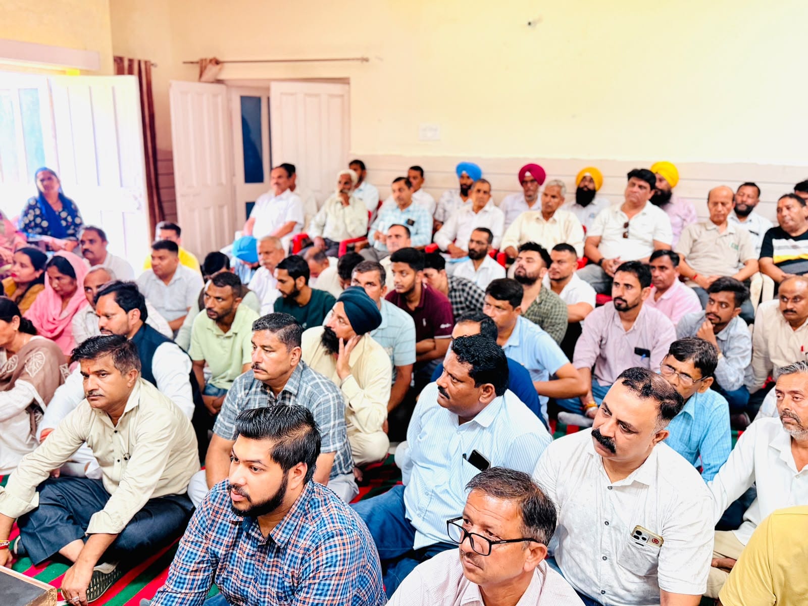 पांवटा साहिब विधानसभा क्षेत्र के दोनों मंडलों की संयुक्त बैठक में भाग लेते हुए पदाधिकारी व कार्