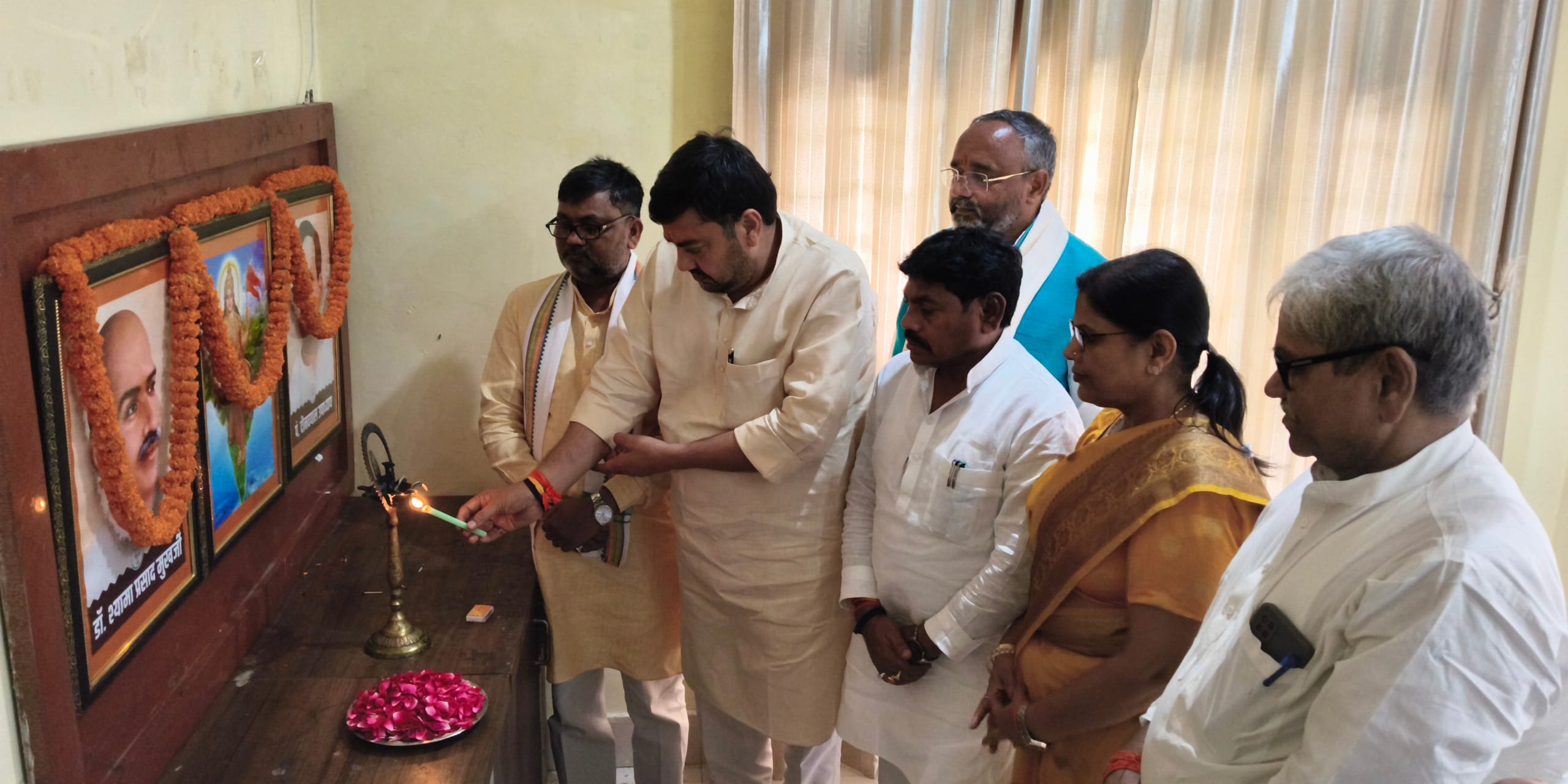 रॉबर्ट्सगंज भाजपा जिला कार्यालय में कार्यशाला मेंदीप प्रज्जवलित कर शुभारंभ करते जिला प्रभारी अन