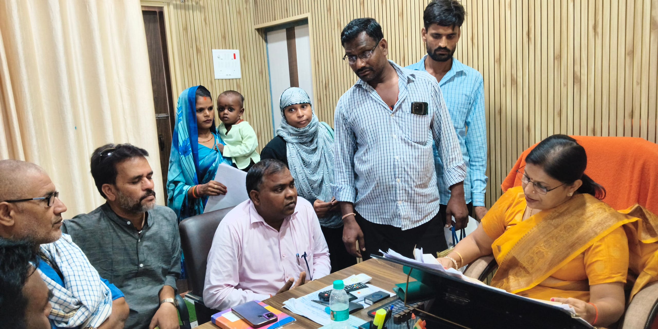 रॉबर्ट्सगंज नगर पालिका परिषद कार्यालय में संभव दिवस पर जन समस्या सुनती नपा अध्यक्ष रूबी प्रसाद।