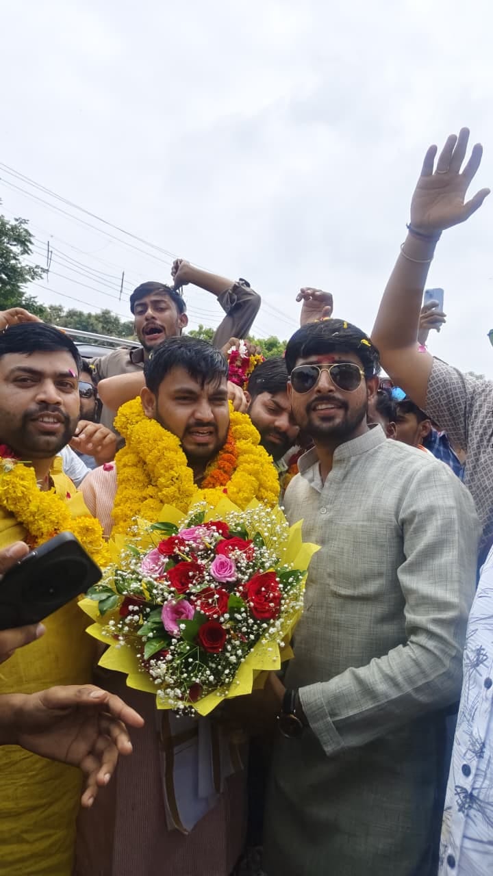 राहुल वाल्मीकि पर बुलडोजर से हुई पुष्पवर्षा