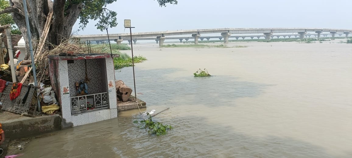 राजेसुल्तानपुर के कम्हरिया घाट के निकट बढ़ता सरयू नदी का जलस्तर। संवाद