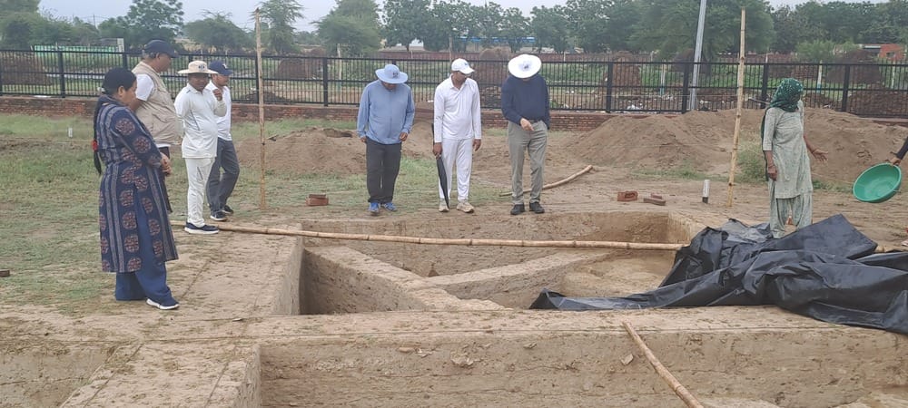 राखीगढ़ी में उत्खनन स्थल का निरीक्षण करते एएसआई के महानिदेशक युद्धवीर सिंह रावत। आर्काइव
