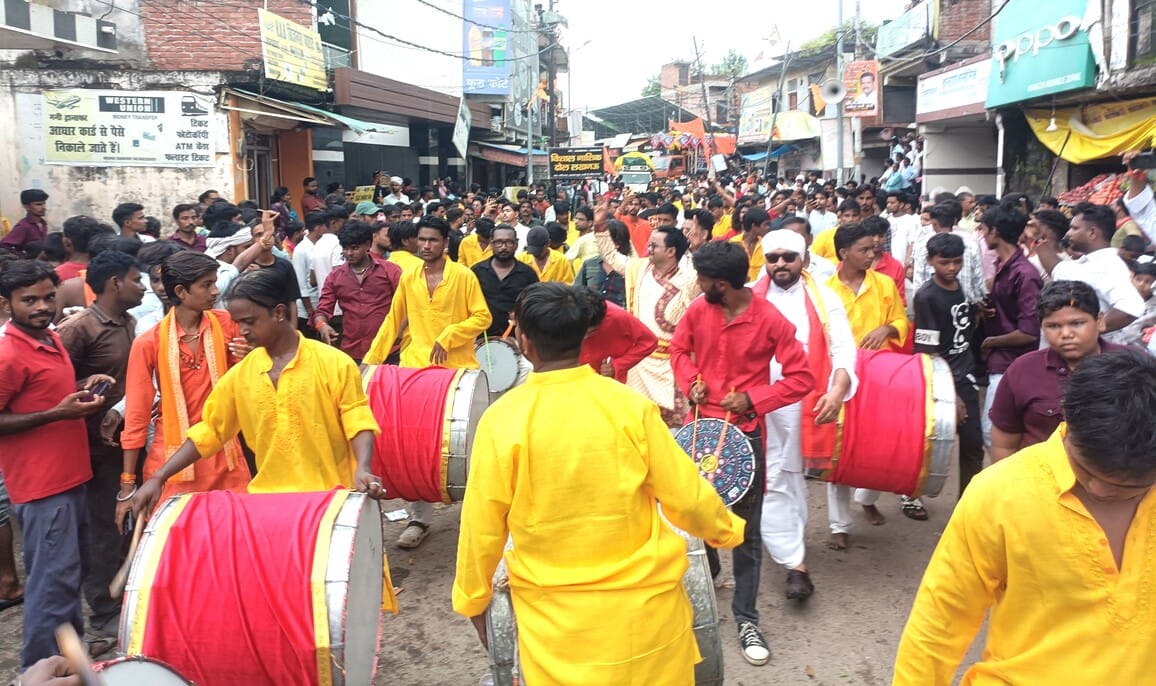 Devotees thronged Kanha's Ramdol in Dewa.