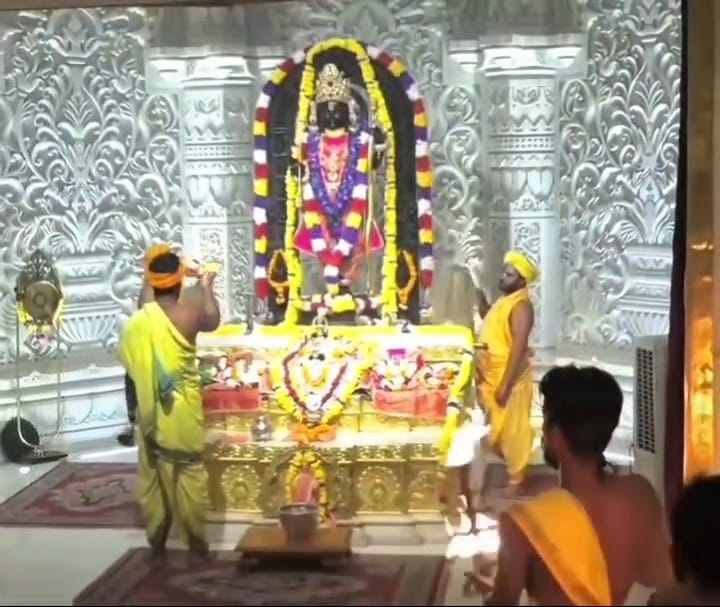 रामलला की आरती करते पुजारी।