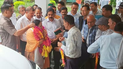 रामपुर में ब्लॉक कांग्रेस की बैठक में शामिल होने जाती पूर्व सांसद प्रतिभा सिंह। संवाद