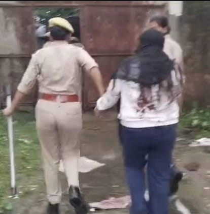 रानेट चौराहे स्थित गेस्ट हाउस से युवती को पकड़ कर ले जाती पुलिस। संवाद