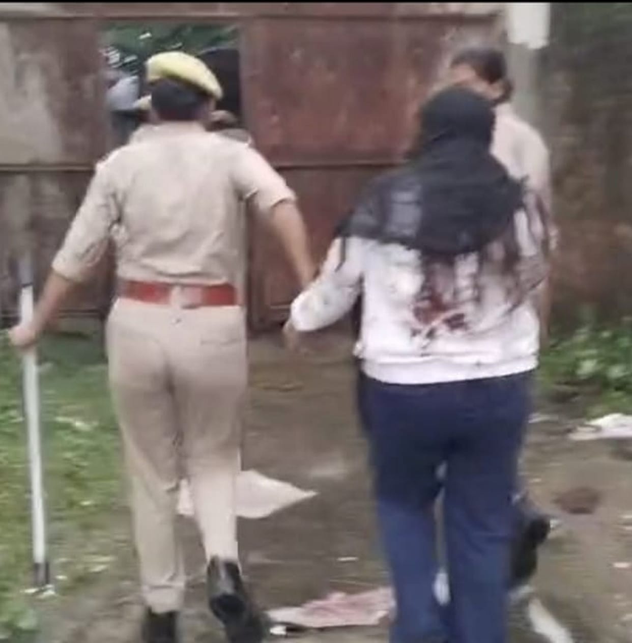 Sex racket busted in Bisauli; two young women and ten young men apprehended.