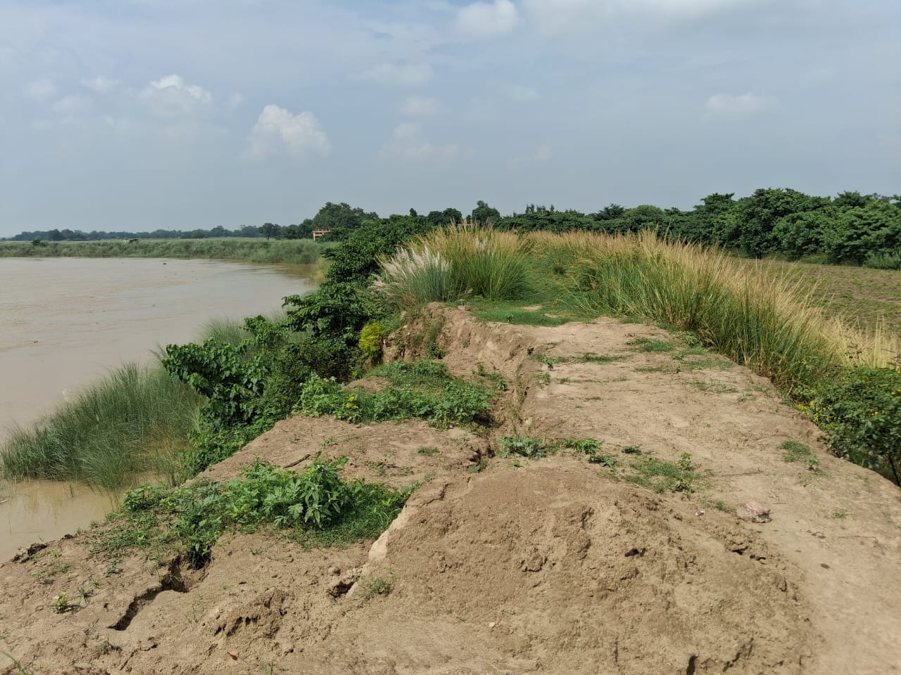 राप्ती नदी में गिरने लगा तिघरा मराछी का रिटायर बंधा