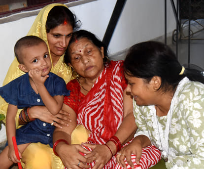 रश्मि की मौत के बाद बेसुध मां और रोते बिलखते परिजन