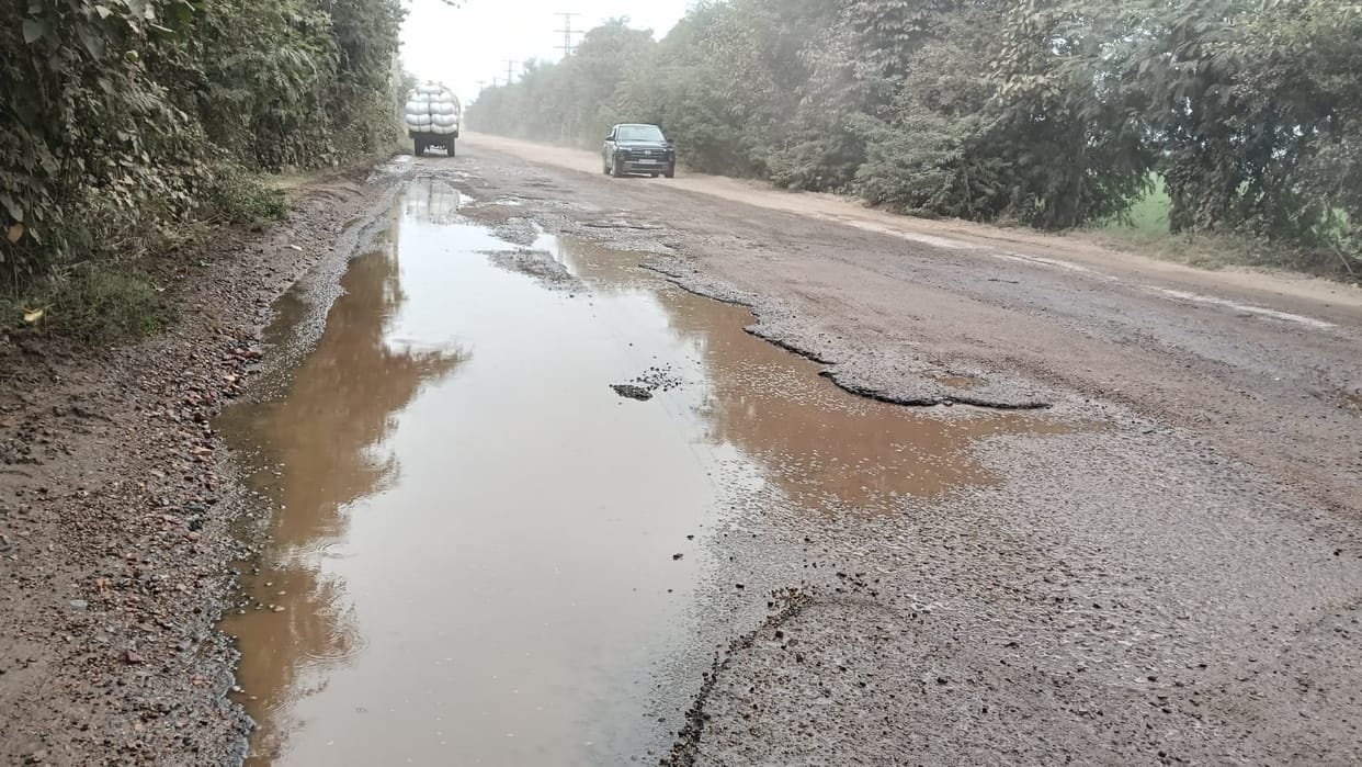 Potholes galore on the Ravaldhi-Bhiwani link road; clouds of dust pose accident risk.