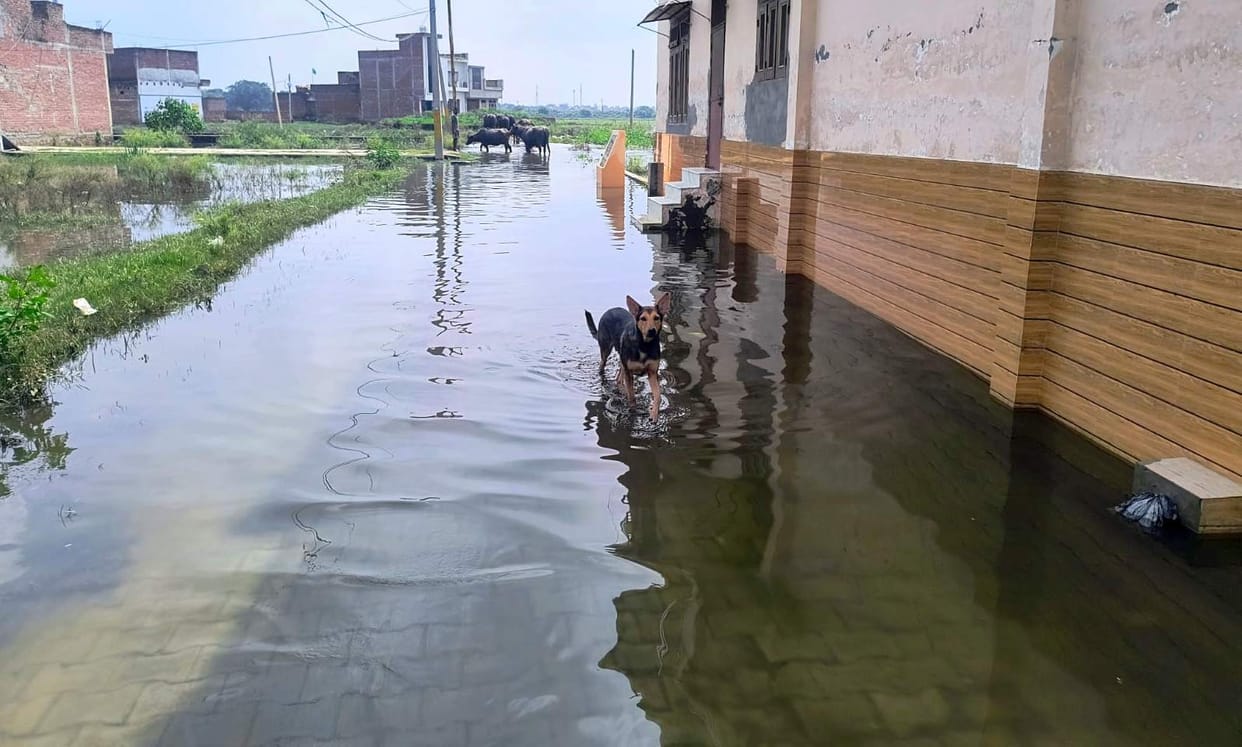 Garra and Khannaut rivers in spate; water begins to reach settlements.