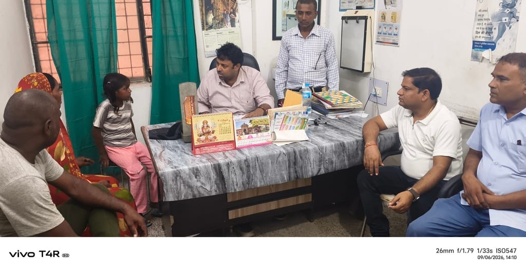 सीएचसी बहादुरपुर में मरीज को परामर्श देते डाॅ. पवन कुमार संवाद