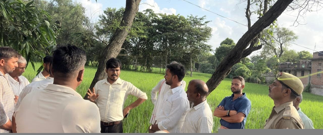 सिकंदरपुर क्षेत्र के बाढ़ प्रभावित सोनपुरवा गांव के निरीक्षण के दौरान लोगों से वार्ता करते एसडी