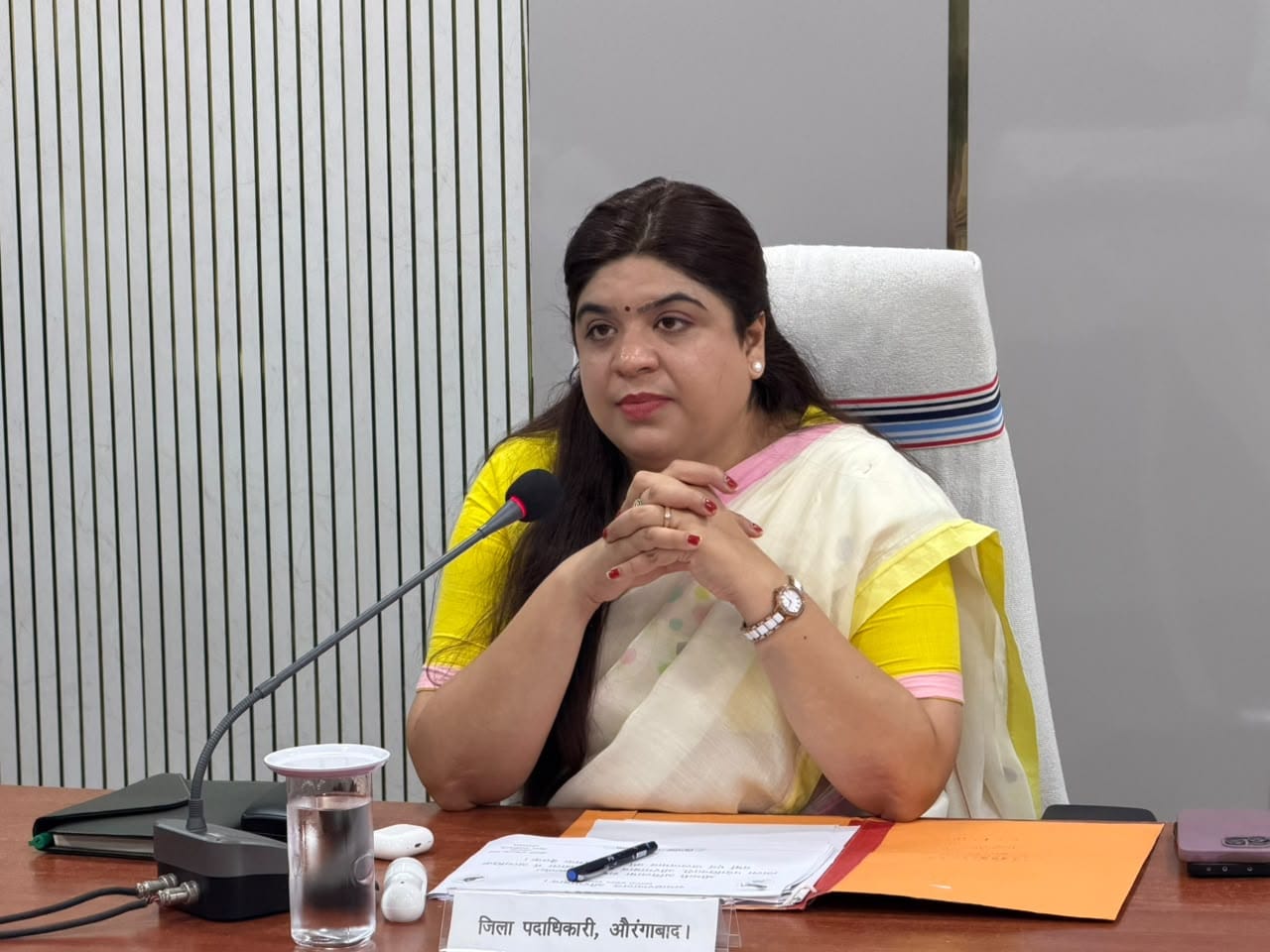 समीक्षा बैठक करतीं डीएम
