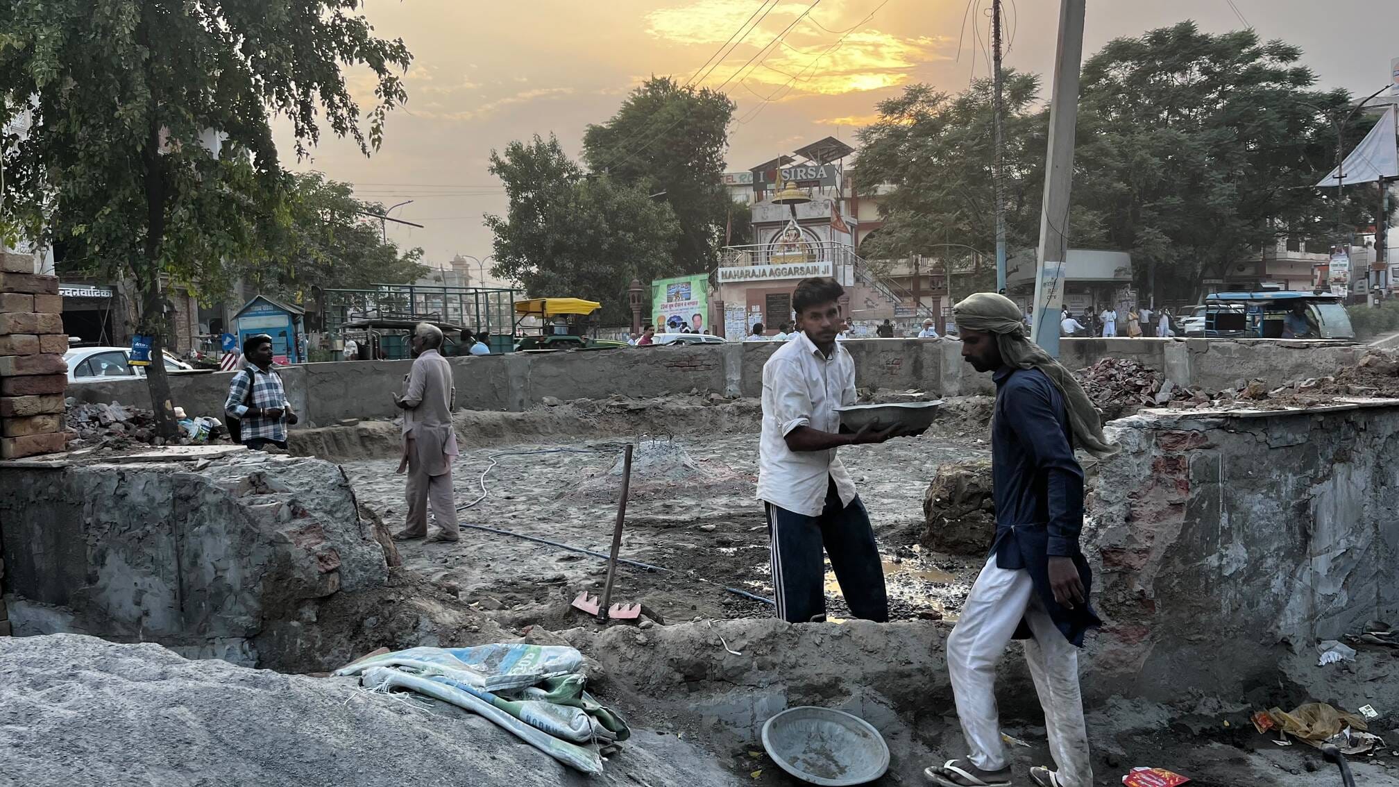 सिरसा आम्बेडकर चौक का निर्माण करते हुए कर्मचारी