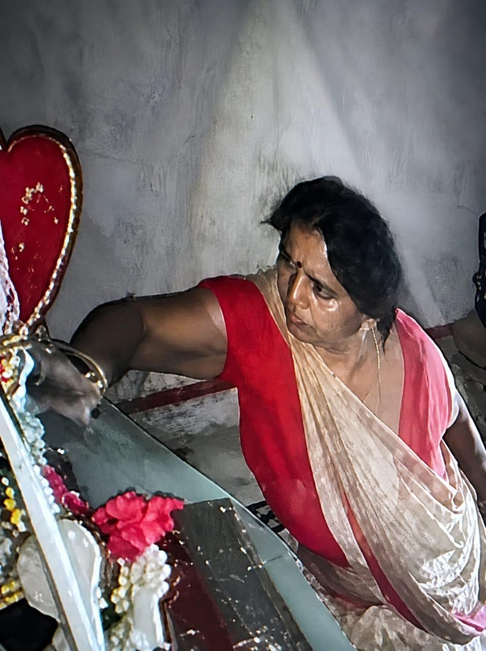सरायमीर में स्थित मंदिर में भगवान के गहने चुराती महिला की फोटो सीसीटीवी कैमरे में कैद हुई।